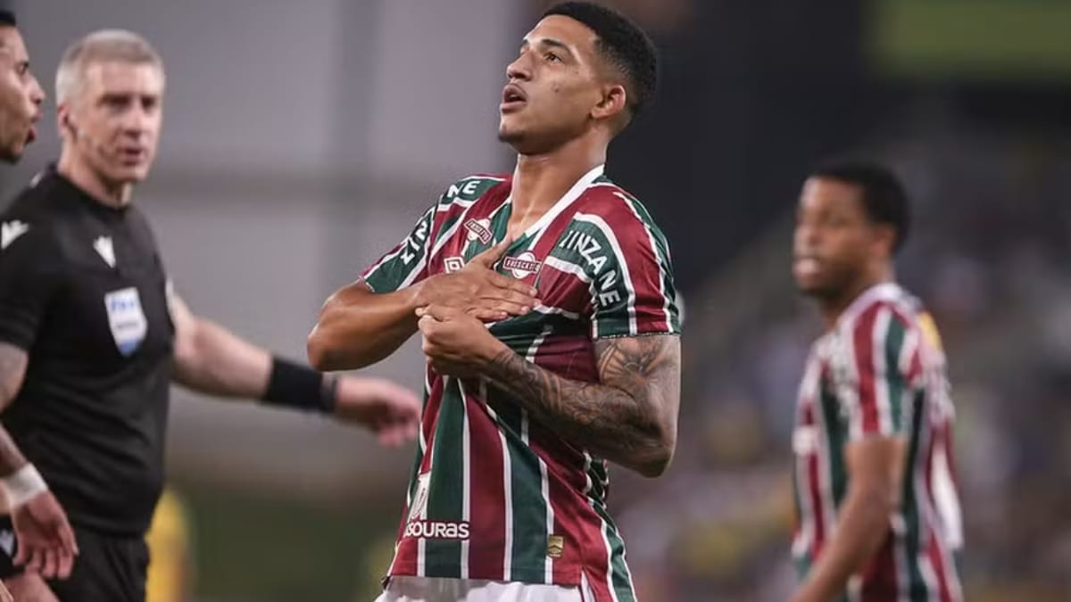 Manchester United e Arsenal entram na disputa por atacante ex-Fluminense após hat-trick