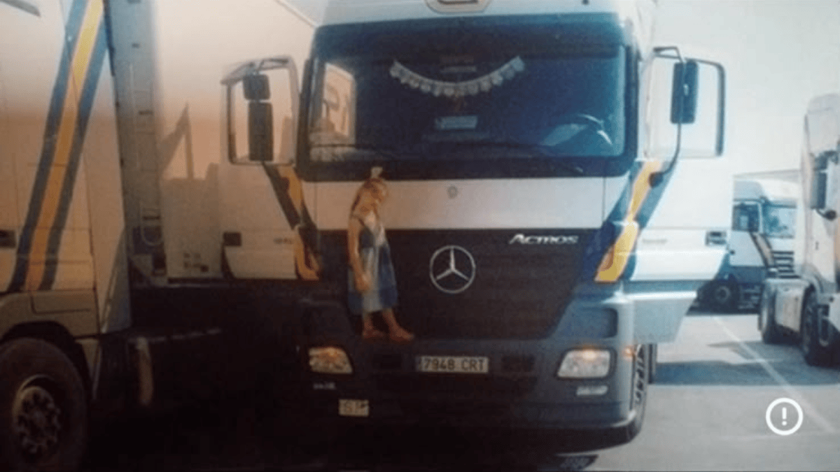 Jovem largou emprego em SC para virar caminhoneira na Europa