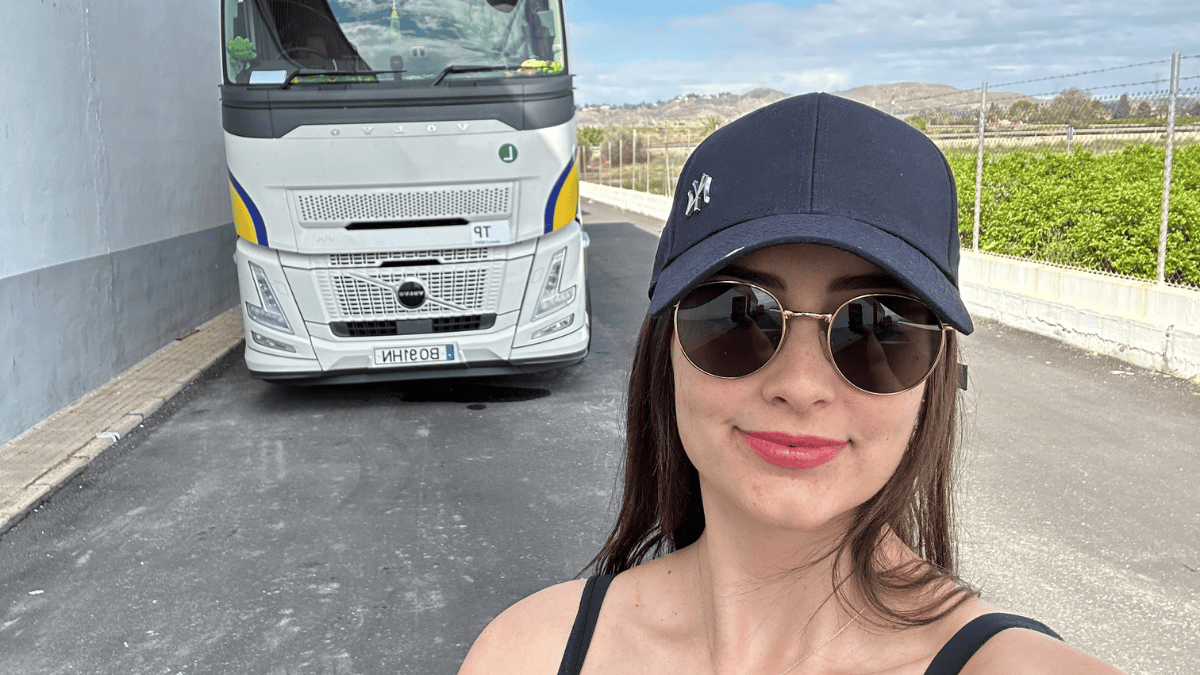 Jovem largou emprego em SC para virar caminhoneira na Europa