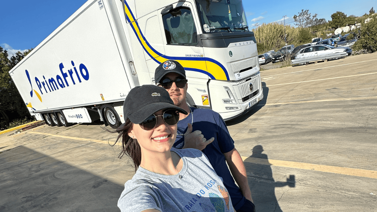 Jovem largou emprego em SC para virar caminhoneira na Europa