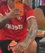 Meia do Cruzeiro aparece com camisa do Flamengo às vésperas da Libertadores e pede desculpas: “Errei”