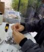 Menino de 13 anos cultiva planta em casa para fazer terços e doar a crianças em hospital de SC