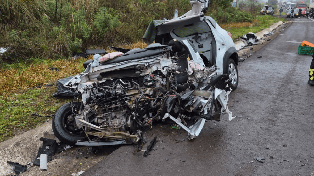 Acidente entre carro e caminhão mata mulher e deixa homem ferido na BR-282 em SC