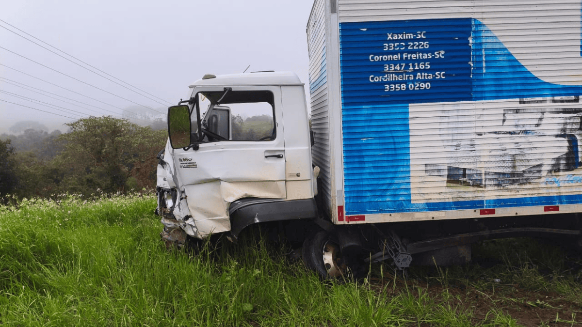 Acidente entre carro e caminhão mata mulher e deixa homem ferido na BR-282 em SC