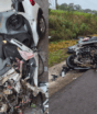 Batida violenta com caminhão deixa Kwid destruído e motorista morta na BR-282 em SC