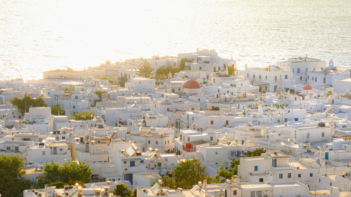 Em Santorini, o azul das portas e janelas cria contraste com as casas brancas e o mar ao fundo (Foto: Oliver LOK/ Pexels)