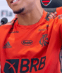 Alvo do Barcelona, joia revelada no Flamengo responde sobre transferência: “Estou feliz aqui”