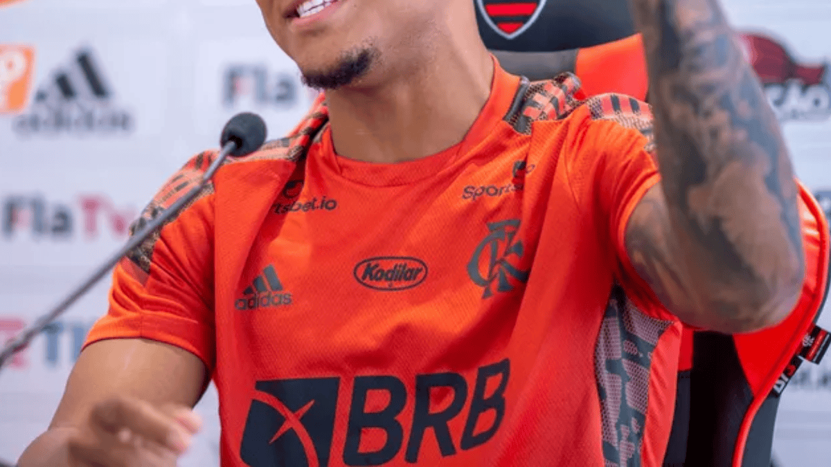 Alvo do Barcelona, joia revelada no Flamengo responde sobre transferência: “Estou feliz aqui”