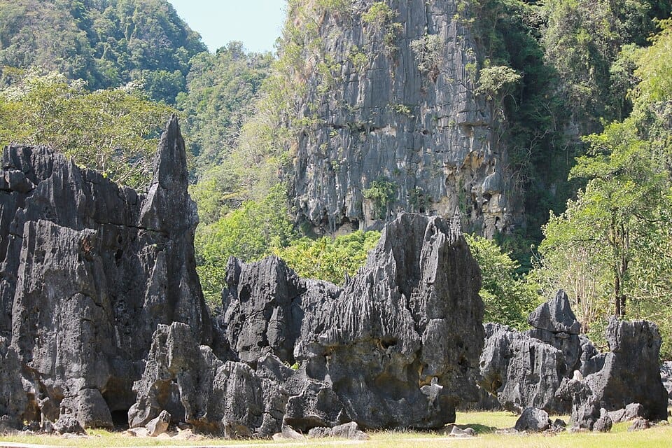 Entre paredões de calcário, Maros Pangkep preserva cavernas e vestígios arqueológicos com milhares de anos de história (Foto: Nurulrahayu09/ Wikimedia Commons)