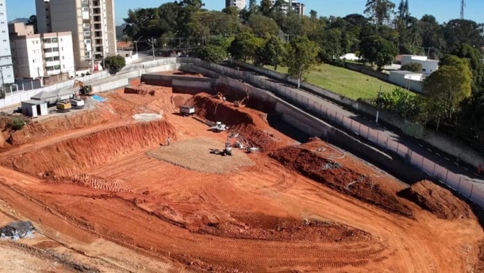 Estádio demolido dá lugar a enorme escavação para criar andares subterrâneos de nova arena da Série A