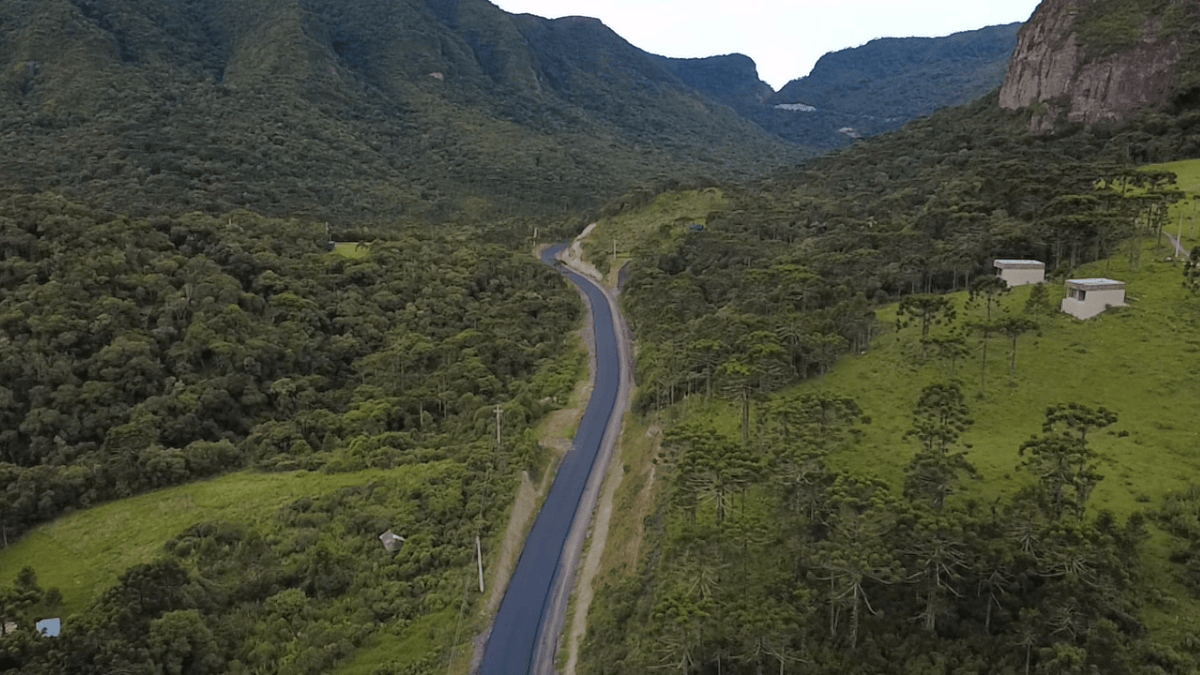 Serra do Corvo Branco em obras de pavimentação