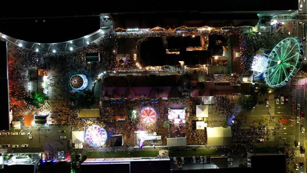 Vista aérea da Vila Germânica durante a Oktoberfest Blumenau à noite