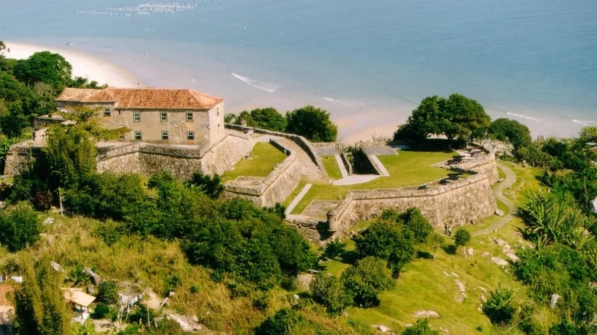 Praia do Forte, em Florianópolis, é protegida pela Fortaleza de São José da Ponta Grossa, construída a partir de 1740 (Foto: Divulgação, UFSC)