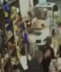 Atendentes estavam atrás do balcão quando carro invadiu loja e causou prejuízo de R$ 50 mil; VÍDEO