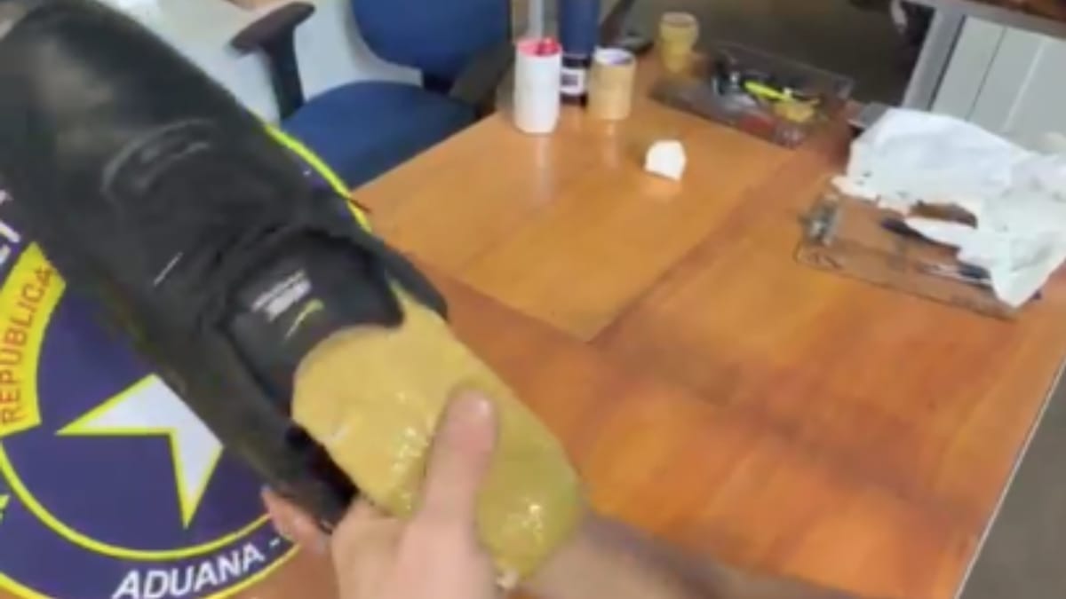 Produtos estavam escondidos no fundo falso de um tênis sob as poltronas de um ônibus (Foto Divulgação, Receita Federal)