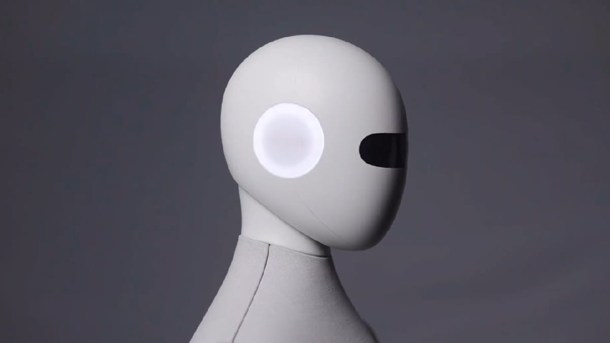 Equipamento usa visão computacional para reconhecer tecidos e executar movimentos durante o processo de fabricação (Reprodução: AITU/ YouTube)