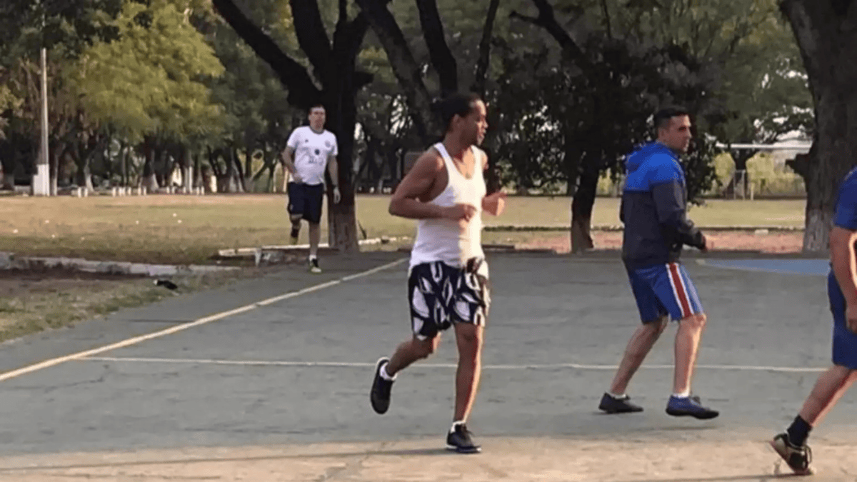Do Vaticano à cadeia no Paraguai: Os episódios mais surreais dos “Rolês Aleatórios” de Ronaldinho Gaúcho fora dos gramados