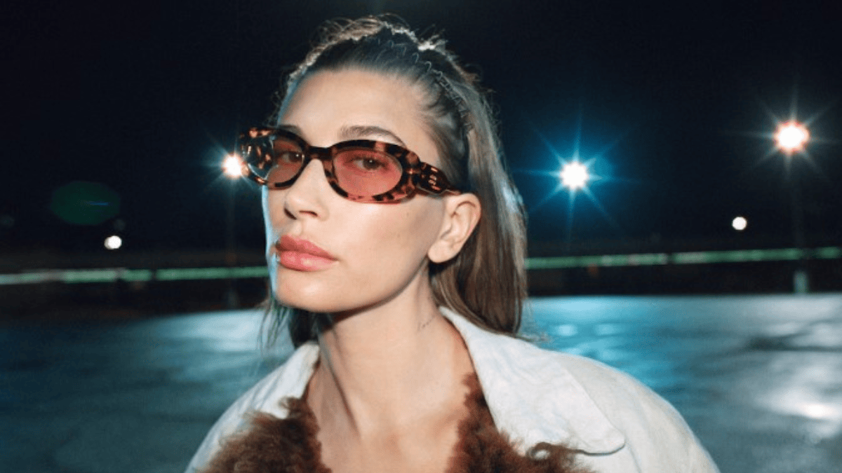 De volta ao cabelo, a tiara zigue-zague mistura nostalgia e estilo; veja como usar a tendência retrô sem deixar o visual datado (Foto: Reprodução/ MiuMiu)