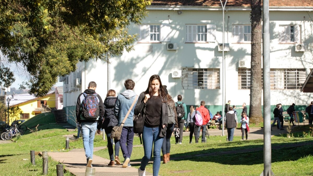 estudantes universitários no campus da UDESC