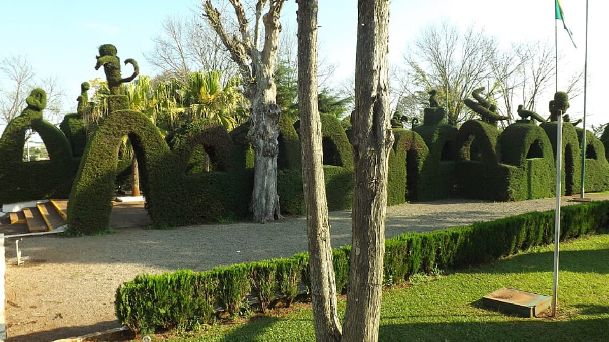 Mais de 200 ciprestes moldados em diferentes formas fazem da praça um dos cartões-postais de Victor Graeff (Foto: Larissa Fraga- Wikimedia Commons)