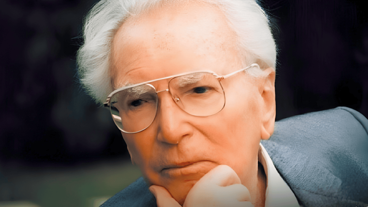 retrato fotográfico de Viktor Frankl, preferencialmente em fase madura, de óculos, em ambiente de trabalho. 16:9, mínimo 1200px de largura.