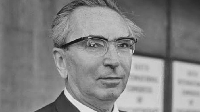 Retrato do psiquiatra austríaco Viktor Frankl, de óculos, em meia idade