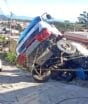 Caminhão cai em barranco, atinge obra e bloqueia coleta de lixo em Florianópolis há cinco dias