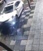 Motorista invade a contramão, destrói parte de rua gastronômica de Blumenau e foge; veja vídeo
