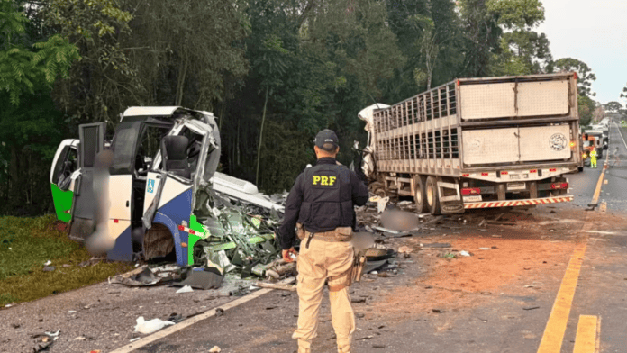 Acidente deixou ônibus destruído na BR-373 (Foto: PRF, Divulgação)