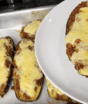 Berinjela recheada com carne moída, creme branco e queijo: receita fácil transforma ingredientes simples em um almoço completo