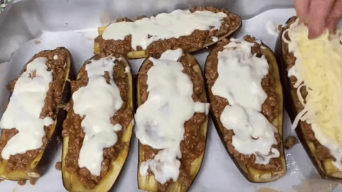 Berinjela recheada com carne moída, creme branco e queijo: receita fácil transforma ingredientes simples em um almoço completo