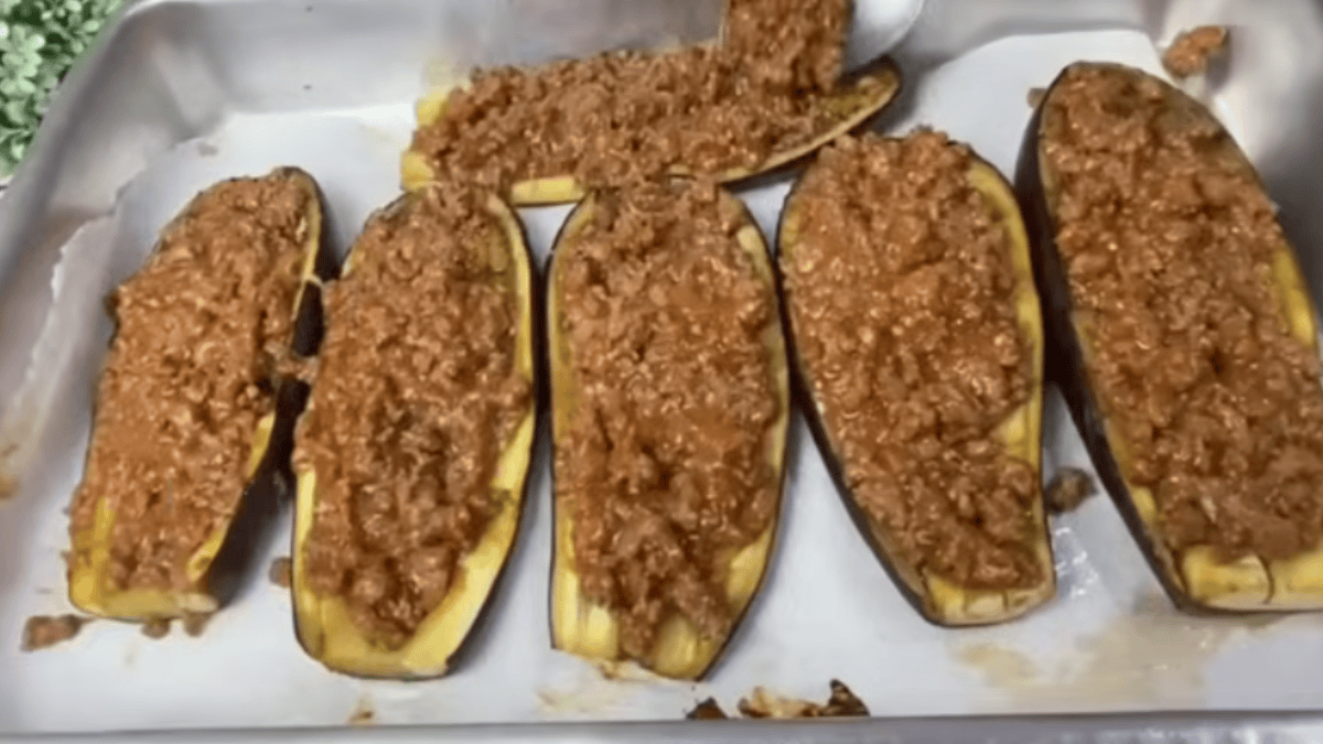 Berinjela recheada com carne moída, creme branco e queijo: receita fácil transforma ingredientes simples em um almoço completo