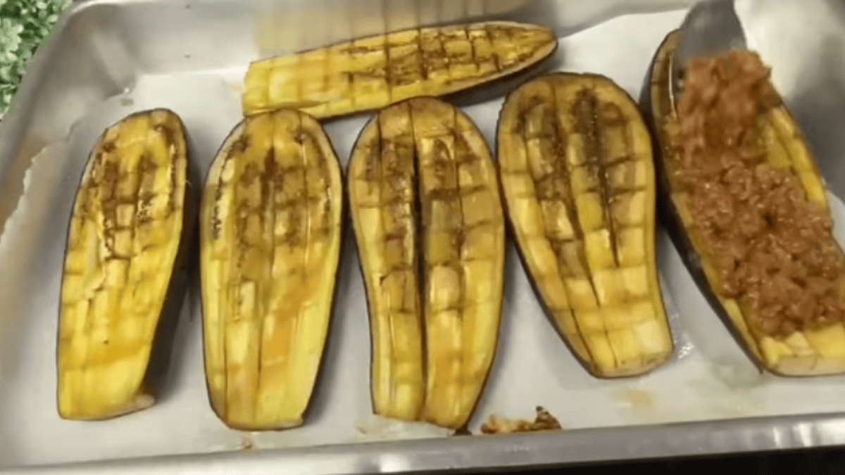 Berinjela recheada com carne moída, creme branco e queijo: receita fácil transforma ingredientes simples em um almoço completo