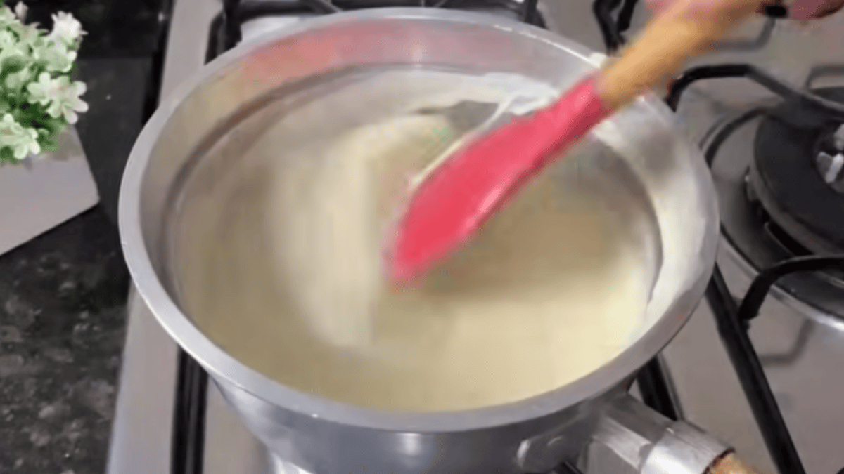 Berinjela recheada com carne moída, creme branco e queijo: receita fácil transforma ingredientes simples em um almoço completo
