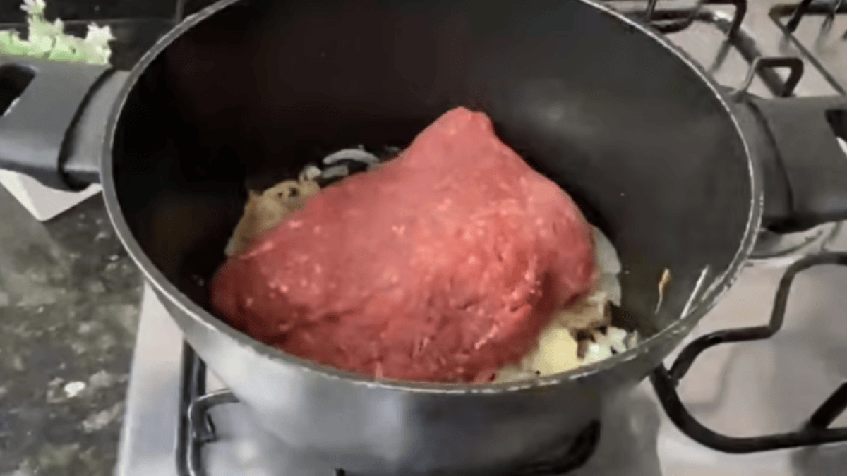 Berinjela recheada com carne moída, creme branco e queijo: receita fácil transforma ingredientes simples em um almoço completo