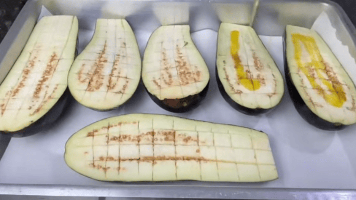Berinjela recheada com carne moída, creme branco e queijo: receita fácil transforma ingredientes simples em um almoço completo