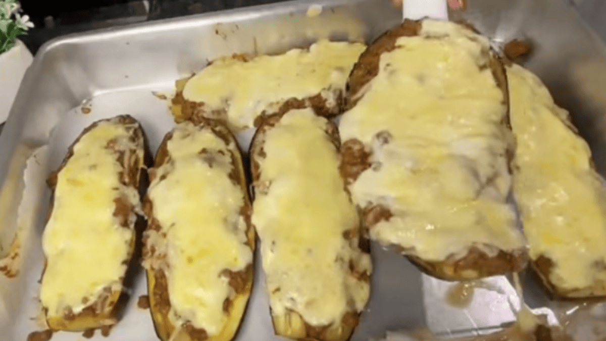 Berinjela recheada com carne moída, creme branco e queijo: receita fácil transforma ingredientes simples em um almoço completo
