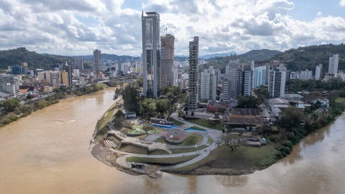 Blumenau 176 anos: veja a programação especial com show, esportes, desfiles e cuca gigante