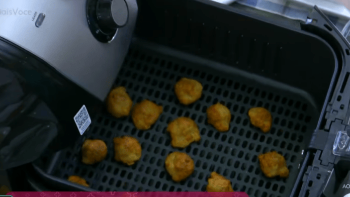 Aprenda a fazer o bolinho saudável de quinoa de Ana Maria Braga, receita prática preparada na air fryer e servida com molho de mostarda.