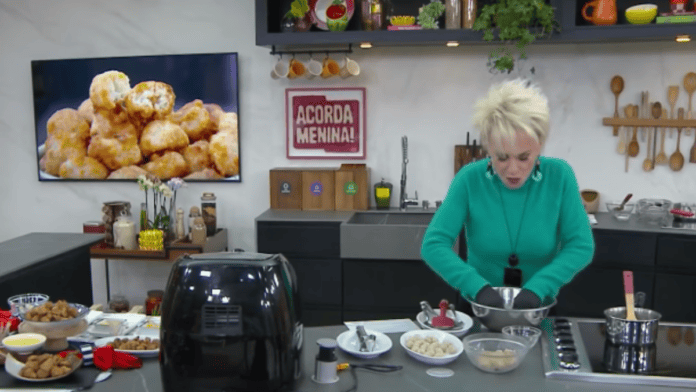 Aprenda a fazer o bolinho saudável de quinoa de Ana Maria Braga, receita prática preparada na air fryer e servida com molho de mostarda.