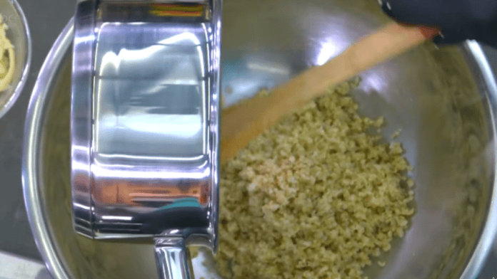 Aprenda a fazer o bolinho saudável de quinoa de Ana Maria Braga, receita prática preparada na air fryer e servida com molho de mostarda.