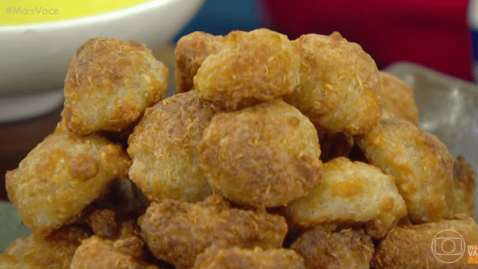 Aprenda a fazer o bolinho saudável de quinoa de Ana Maria Braga, receita prática preparada na air fryer e servida com molho de mostarda.