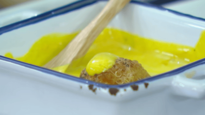 Aprenda a fazer o bolinho saudável de quinoa de Ana Maria Braga, receita prática preparada na air fryer e servida com molho de mostarda.