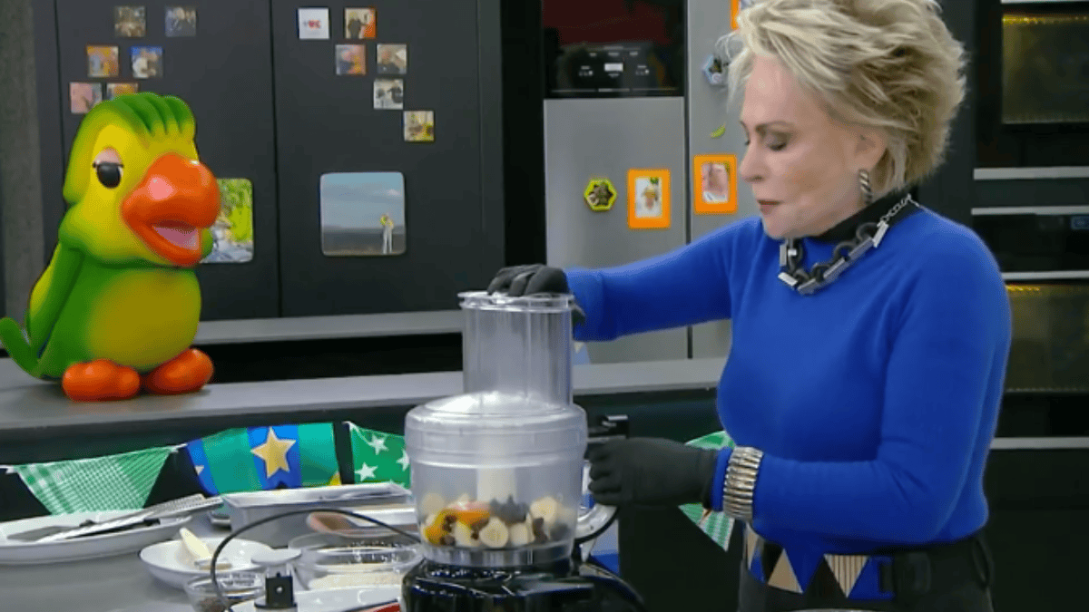 Ana Maria Braga prepara bolo de banana no processador durante o programa Mais Você.