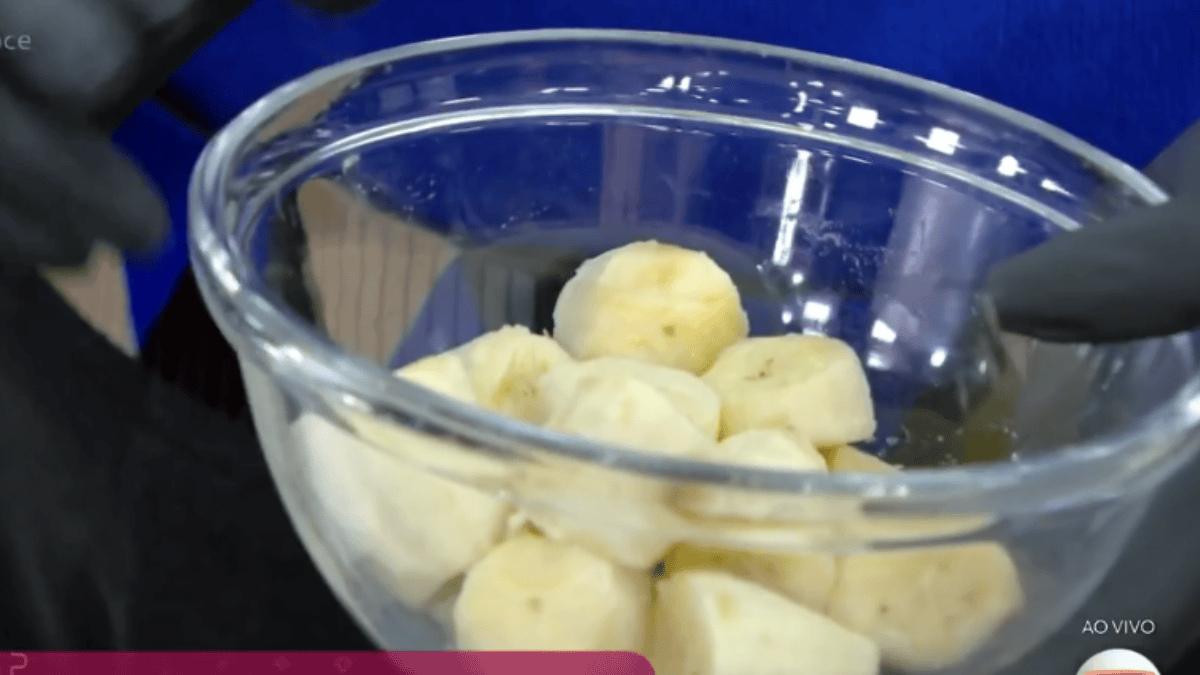 Bananas maduras descascadas usadas no preparo do bolo de banana de Ana Maria Braga.