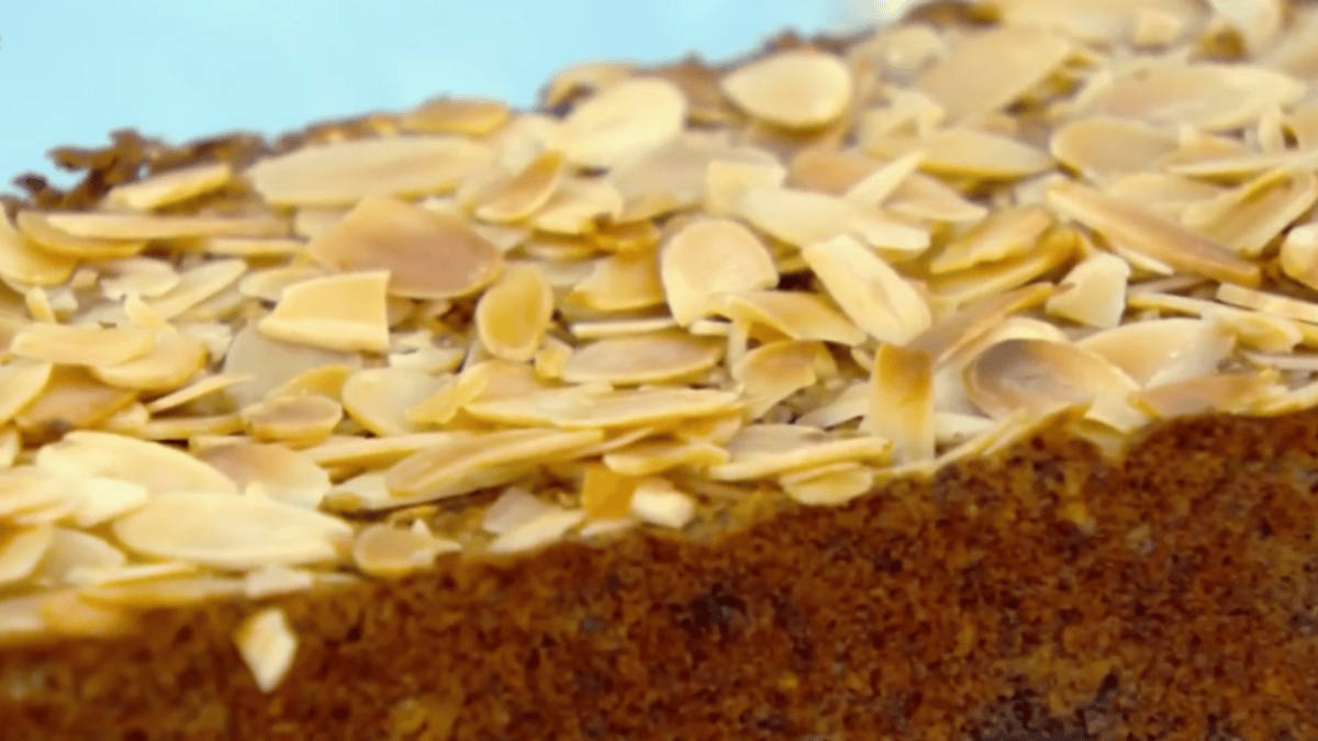 Bolo de banana de Ana Maria Braga finalizado com amêndoas laminadas e douradas.