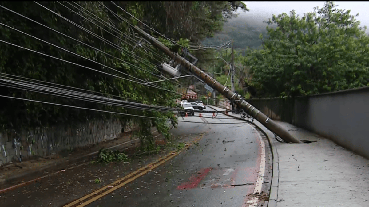 Poste caiu na rua Laurindo Januário da Silveira (Foto: NSC TV, Reprodução)