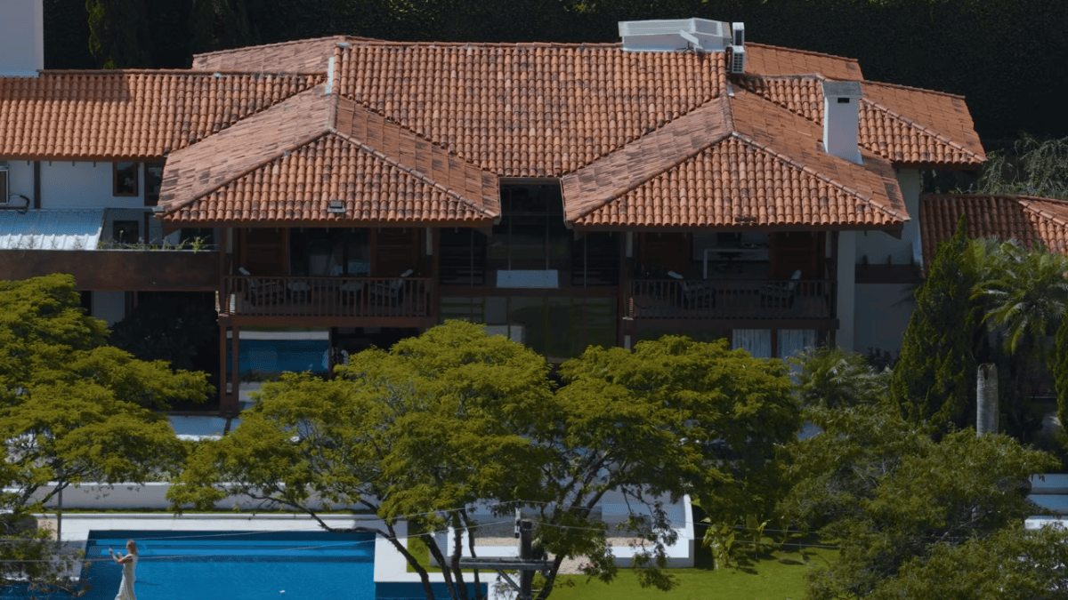 Casa com “cara de casa”: corretora mostra mansão em condomínio de luxo com estilo tropical contemporâneo e referências da fazenda
