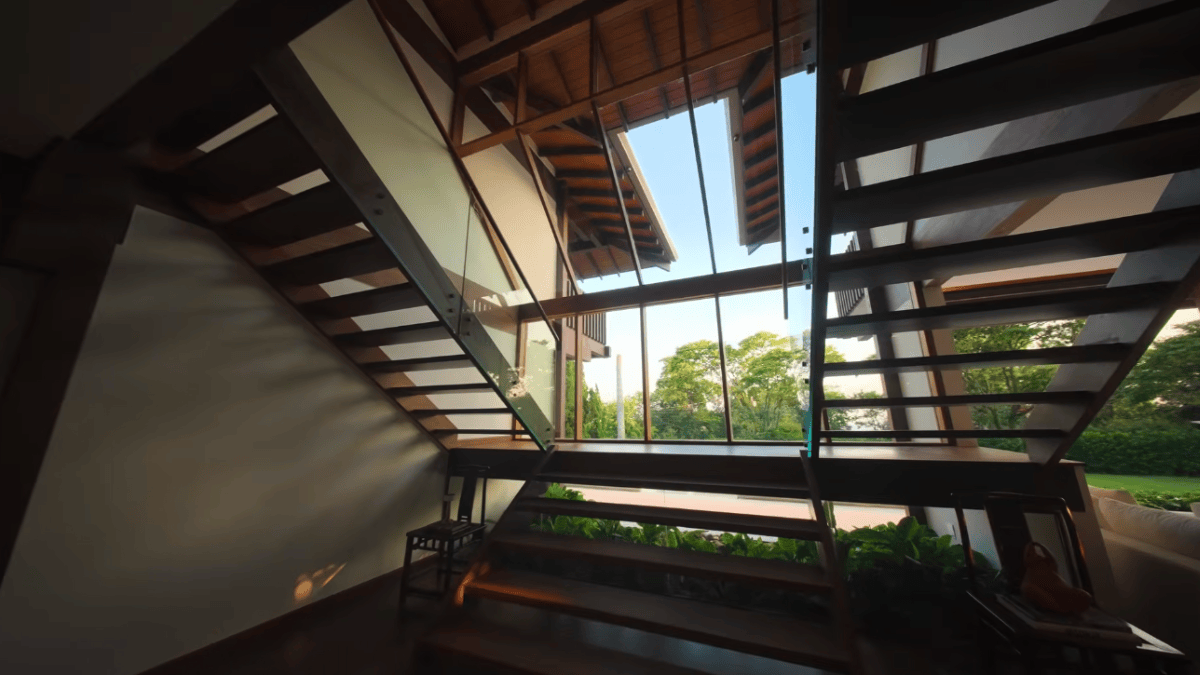 Teto de vidro na área da escada que leva para a área privativa da casa.