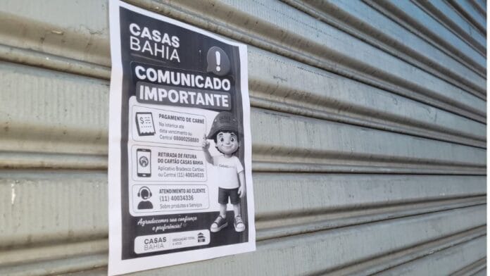 Ex-funcionária da Casas Bahia se emociona, relata surpresa e conta detalhes sobre demissão em massa
